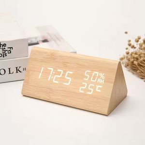 Reloj Despertador de Madera con Pantalla LED y Carga USB, Medidor Digital, Fecha, Hora, Temperatura, Control por Voz, Diseño Triangular para el Hogar - Product Image 4