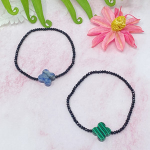 Pulsera elástica con cruz redondeada de piedras semipreciosas - Product Image 5