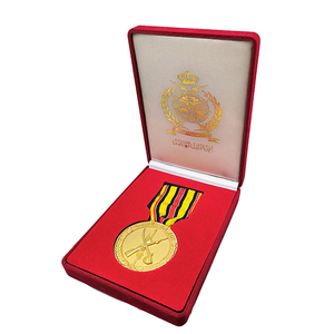 Maßgefertigte Metallmedaille in Pistolenform Ehrenauszeichnung 24k Goldmedaille mit Band - Product Image 1