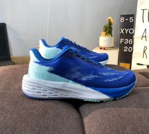 Zapatillas deportivas de maratón para hombre, con suela suave y acolchada, ligeras, de malla con degradado azul, para entrenamiento profesional. - Product Image 3