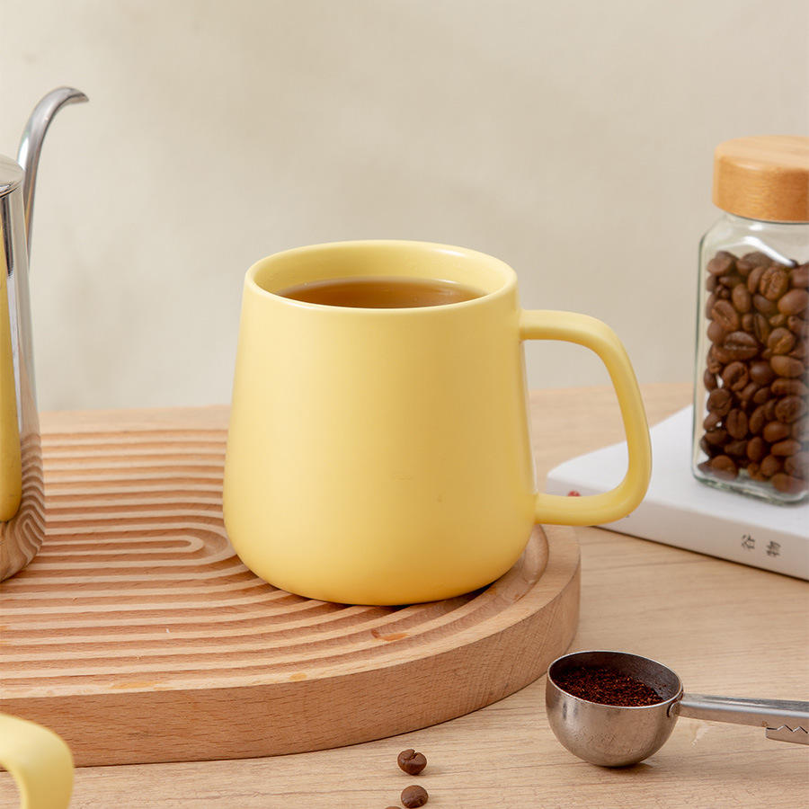 Tasse en céramique jaune