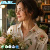 Spilla in metallo smaltato con motivo floreale OEM ODM, distintivo da bavero in lega di zinco, spilla personalizzata con logo per abbigliamento, borse, gioielli, regali e decorazioni