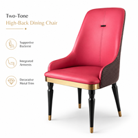 Chaise de salle à manger à dossier haut rouge rosé avec accoudoirs, assise rembourrée spacieuse, finition dorée, chaise de luxe bicolore pour hôtel et maison