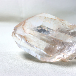 उच्च गुणवत्ता स्पष्ट क्वार्ट्ज क्रिस्टल बिंदु शुद्धिकरण शेष क्रिस्टल क्वार्ट्ज शिल्प और ध्यान चिकित्सा के लिए - Product Image 5