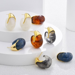 Pendientes de botón estilo retro con diseño de flor, chapados en oro de 14K, de acero inoxidable, de lujo ligero, de alta gama, con temperamento exagerado - Product Image 1