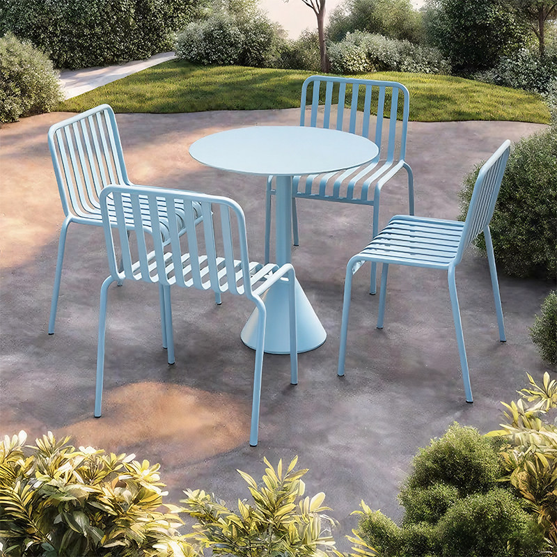 Una mesa y cuatro sillas - 70 de diámetro sin sillones.