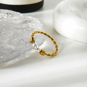 Anillo de Perlas Naturales de Agua Dulce, Anillo de Acero de Titanio Chapado en Oro con Diseño de Espiral para Mujer - Product Image 2