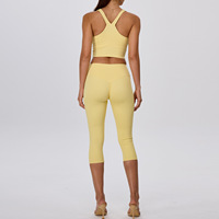 Ensemble de yoga sans manches pour femme : haut court à col en V et leggings capri taille haute pour le Pilates, l'entraînement et les tenues athleisure quotidiennes