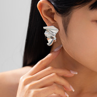 Nouvelle mode boucles d'oreilles en alliage d'or surface lisse simple plissée avec superposition exagérée accessoires pliables personnalisés