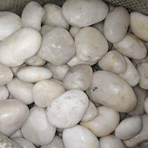 55ポンドパック ホワイトペブル 天然石 中庭舗装 ソフトストーン 家庭用 魚タンク 景観 - Product Image 4