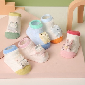 Vente en gros Chaussettes de sol en forme de dessin animé 3D mignon Chaussettes de marche antidérapantes en coton pour nouveau-né bébé enfant en bas âge avec poignées - Product Image 2