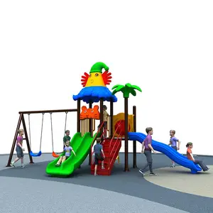 Bambini piccoli grazioso asilo di plastica parco giochi grande scivolo all'aperto