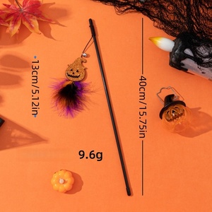 Juguete Interactivo para Gatos de Halloween, Araña de Plástico y Varita con Plumas en Forma de Calabaza - Product Image 6