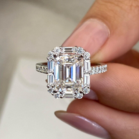 Bague de fiançailles en or massif 14 carats avec diamant de laboratoire 3,15 carats de poids total, taille émeraude VVS1 D-E, pierres latérales rondes baguette, bijoux fins