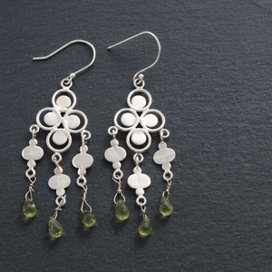 Boucles d'oreilles pendantes en argent sterling 925 plaqué or avec pierre de naissance péridot, faites à la main, pierre précieuse verte pour femmes - Product Image 2