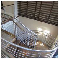 Escalier hélicoïdal intérieur élégant et durable avec marches en bois, escalier rond moderne pour villa de luxe, hôtel, projet immobilier