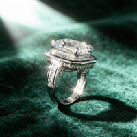 Bague de fiançailles de luxe en moissanite taille émeraude, en argent sterling 925 plaqué rhodium, sertie en canal, fournisseur en gros