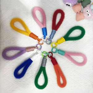 En gros, Cordon de poignet en peluche coloré et durable pour téléphone portable, porte-clés et accessoires de mode - Product Image 1