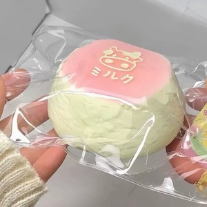 Jouet anti-stress en silicone de qualité alimentaire, grand format, en forme de pudding de cerises et de crème fouettée, mignon, abordable et pas cher pour étudiants - Product Image 2