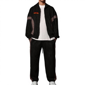 ชุดวอร์มกันลมมีฮู้ดพิมพ์ลายวินเทจทันสมัยสำหรับผู้ชาย ชุดออกกำลังกายแบบสองชิ้น มีเชือกผูกเอว เหมาะสำหรับกิจกรรมกลางแจ้ง ผลิตจากผ้า 100% - Product Image 1