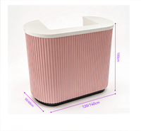 Bureau d'accueil rose élégant et personnalisé avec panneau à rayures minimaliste et support de bar pour salon, spa, centre de beauté et bien-être
