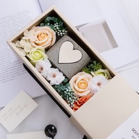 Beliebte Sojawachs-Duftkerzen im Glas mit 100% Baumwolldocht und Getrockneten Rosenblüten, Geschenkset für Frauen