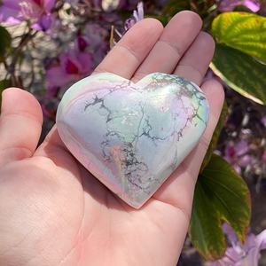 Vente en gros de pierres naturelles polies Aura Howlite en forme de cœur, pour la décoration de la maison et les cadeaux de fêtes - Product Image 3