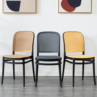 Chaise nordique moderne empilable en plastique rotin avec dossier pour la maison et l'entrepôt