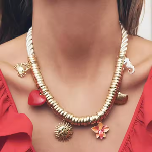 <span class=keywords><strong>Collier</strong></span> Multicouche de Mode Plage en Métal Doré Fait Main avec Pendentifs Crabe, Fleur, Coquillage et Hippocampe - Product Image 1