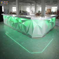 Idées de bars pour hôtels, yachts commerciaux personnalisés, restaurants, bars sur toit, comptoir de bar moderne en Corian blanc en forme de L avec éclairage LED