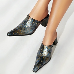 Mules à talons carrés bas pour femme, à motifs floraux sur métal, grande taille 48, coupe large, sandales habillées pour le bureau - Product Image 2