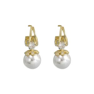 Boucles d'oreilles pendantes élégantes en forme de papillon pour femmes, style rétro américain, plaquées or, zircon haut de gamme, perle, toutes occasions, nouvelle mode - Product Image 1