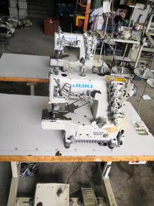 Machine <span class=keywords><strong>à</strong></span> coudre Juki MF-7823 <span class=keywords><strong>à</strong></span> trois aiguilles, point <span class=keywords><strong>de</strong></span> recouvrement supérieur et inférieur, <span class=keywords><strong>à</strong></span> châssis cylindrique, machine <span class=keywords><strong>à</strong></span> surjeter d'occasion - Product Image 6