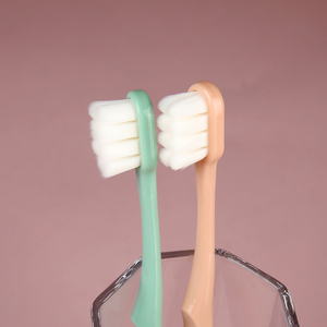 Spazzolino da Denti Ultra Morbido a Otto Fori, Confezione Singola, Migliaia di Setole per una Pulizia Delicata, Spazzola per Igiene Orale - Product Image 3