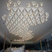 Lustre suspendu en cristal personnalisé en forme de triangle pour hôtel, salle de conférence, table de présentation immobilière, salle de banquet, restaurant