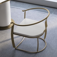 Chaise de salon de style chinois minimaliste avec finition en métal poli 18K pour un luxe discret