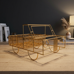 Plateau décoratif en fil métallique plaqué or en forme de voiture, design géométrique moderne, pièce unique avec fonction poignée - Product Image 1