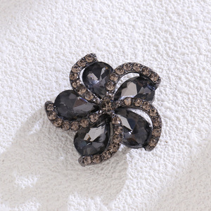 Accessoires vestimentaires en strass, fleur noire et blanche, boucle en alliage de zinc pour vêtement, printemps 2025 - Product Image 1
