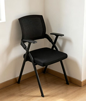 Chaise de réunion et de formation sans accoudoirs, à dossier bas, avec structure métallique et assise en maille, à pieds fixes, pour intérieur et extérieur, de haute qualité