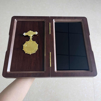 Médaille en bois massif en forme de rectangle Trophée de récompense en verre de cristal d'affaires Prix de plaque en bois personnalisé avec conception personnalisée