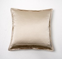 Coussin décoratif Emily Gold Brushed, or clair, 100 % polyester velours, décoration moderne et luxueuse pour canapé et lit.