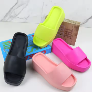 Sandalias planas de EVA informales con punta abierta y logotipo personalizado para mujer con estilo de <span class=keywords><strong>plataforma</strong></span> de plantilla de PVC de goma suave - Product Image 3