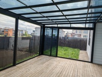 Véranda en verre avec design de toit en arc, balcon, serre et abri en verre, véranda de jardin avec toit rétractable à vendre