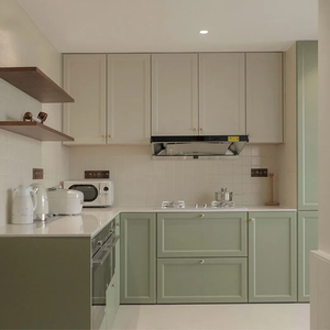 Meubles de cuisine modernes en vert sauge et beige avec panneaux en MDF et surface facile à nettoyer - Product Image 3