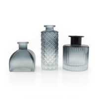 Bouteille diffuseur de parfum en verre rond gris dépoli avec bouchon en aluminium, motif rayures verticales uniques, vide, pour bâtonnets aromatiques, avec capuchon