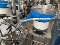 Machine de capsulage linéaire automatique pour bouteilles, avec système de serrage de couvercles et alimentateur à vis pour pompes à piston