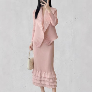 PY 2026 Style Officiel Miyake Haut Plissé Uni à Col Rond + Jupe Superposée Tenue Professionnelle pour Femme 100% Polyester Vêtements en Gros - Product Image 3