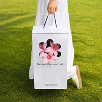 Boîte cadeau personnalisée en carton ondulé pour fleurs artificielles avec poignée, idéale pour anniversaires, avec logo en relief