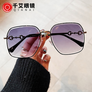 Lunettes de soleil irrégulières Qianai pour femmes, monture dorée, verres PC UV400, type 3, protection solaire, mode, voyage, style urbain - Product Image 3