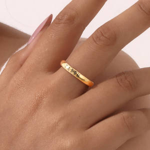 Anello minimalista in acciaio inossidabile PVD placcato <span class=keywords><strong>oro</strong></span> 18K moda <span class=keywords><strong>fede</strong></span> amore inciso matrimoni anelli gioielli anniversario - Product Image 4